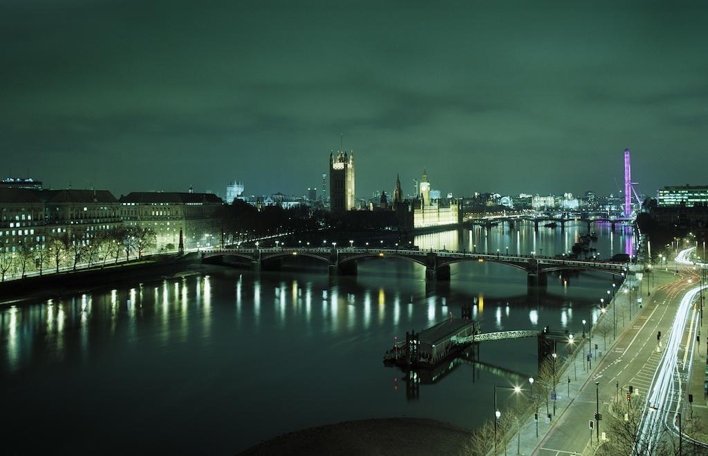 Plaza On The River London Kültér fotó The River Thames at night