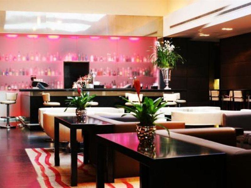 Plaza On The River London Kültér fotó The bar at the W London