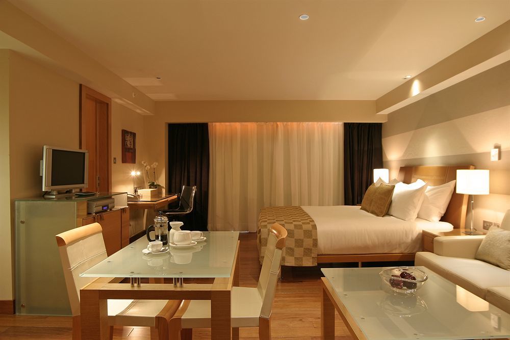 Plaza On The River London Szoba fotó A suite at the Hilton Athens