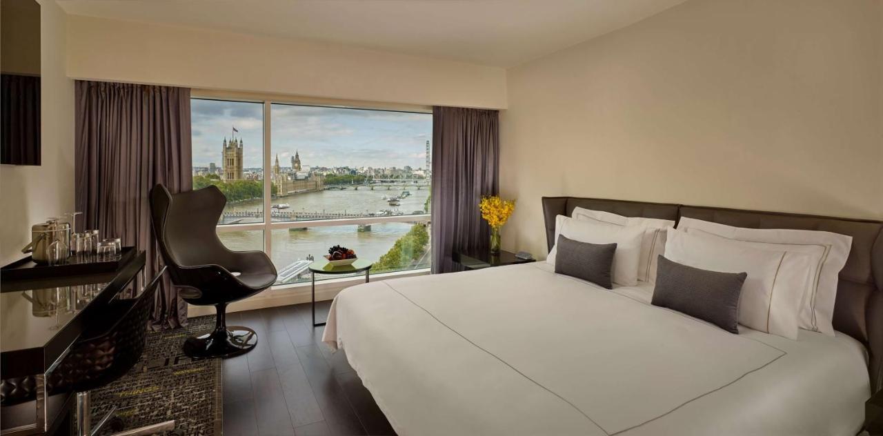 Plaza On The River London Kültér fotó A room at the hotel
