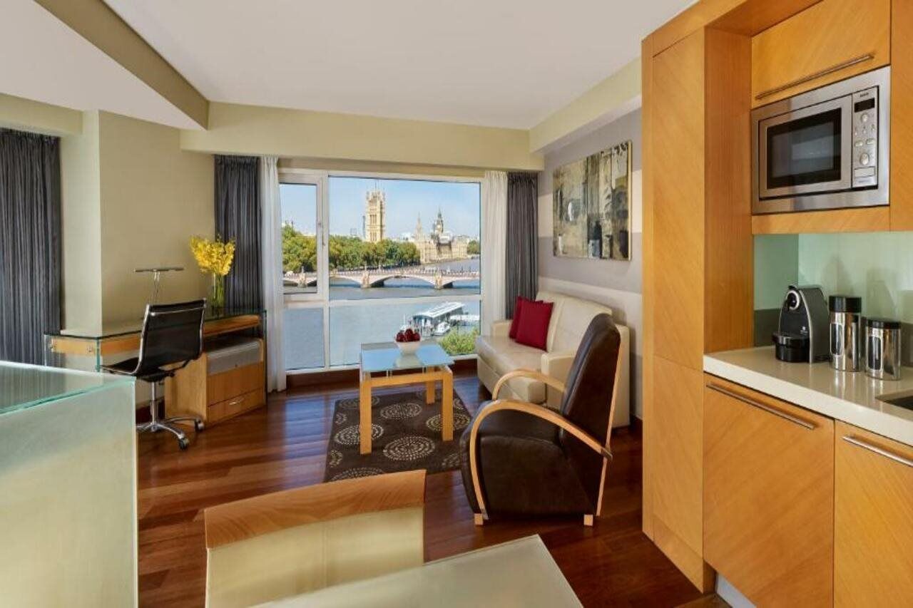 Plaza On The River London Kültér fotó A typical serviced apartment in London
